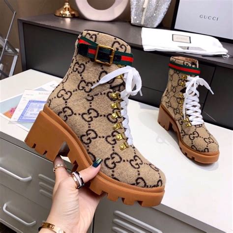 botas gucci para mujer|Botas de Gucci .